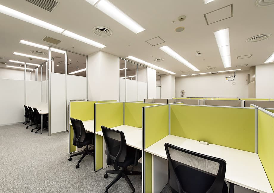 西新宿のレンタルオフィス「西新宿アントレサロン」のコワーキングスペース